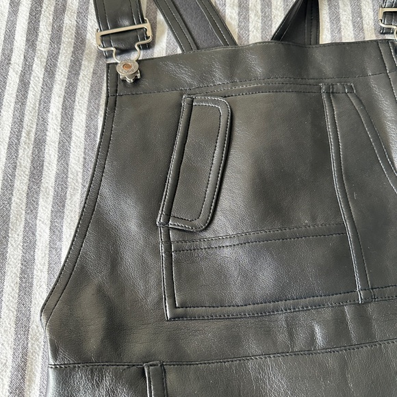 Black overall skort with pockets and buttons FAUX LEATHER - Picture 11 of 12
